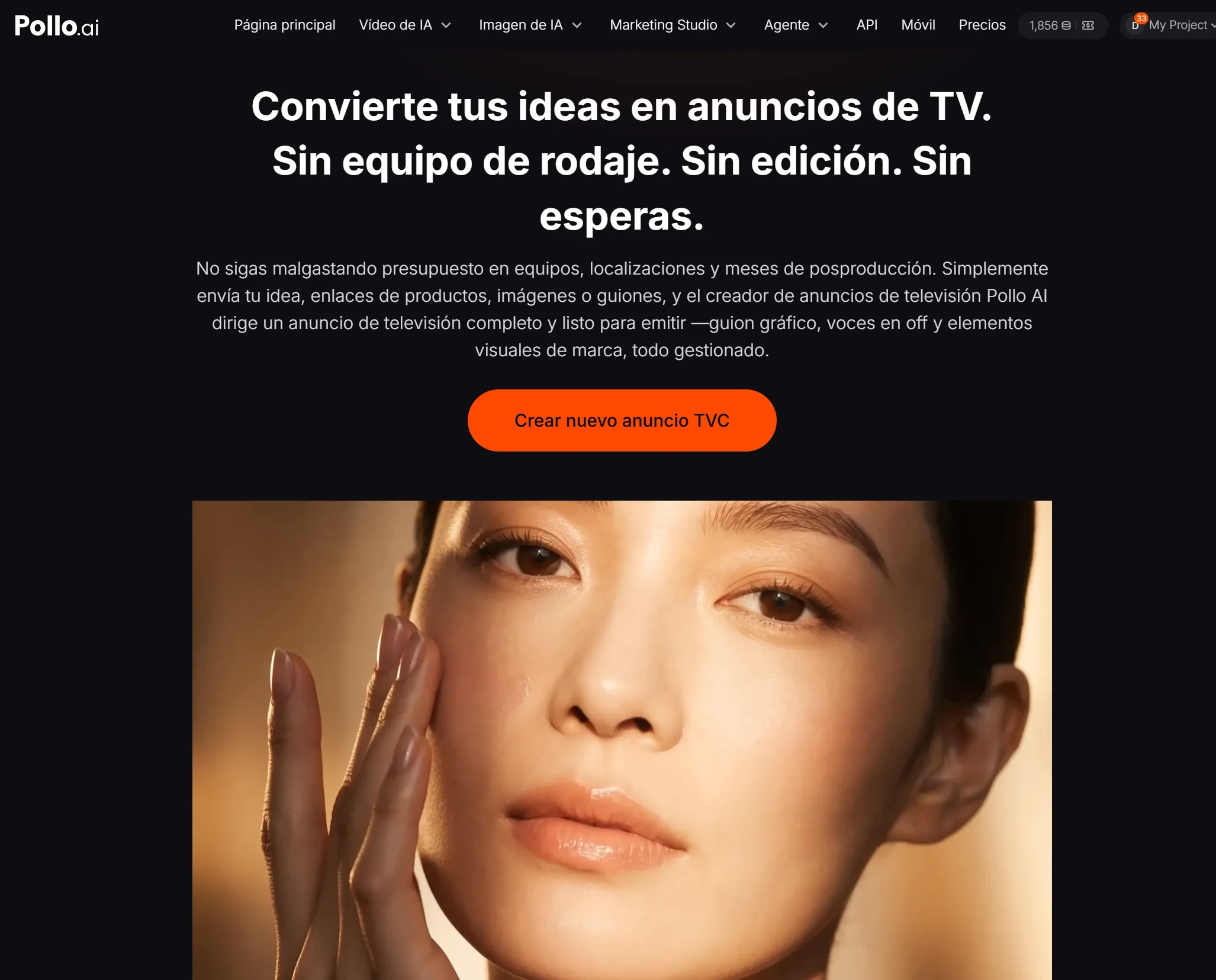 Una mujer con piel radiante toca su rostro, mostrando confianza y serenidad.