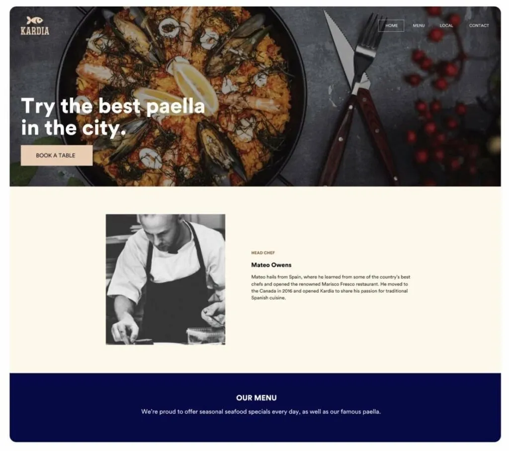 Paella lezat dengan seafood dan lemon disajikan di panci hitam.