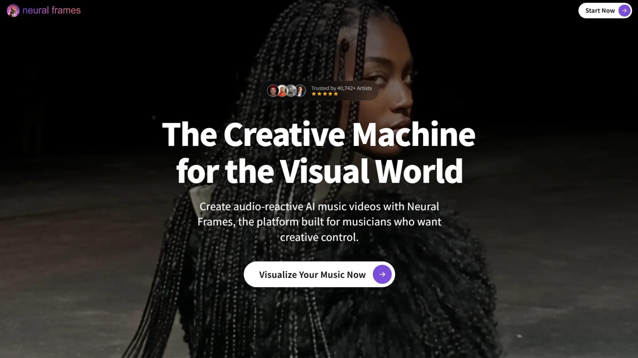 Une femme aux cheveux tressés, dans un décor sombre, fait la promotion de la création de clips musicaux par intelligence artificielle.