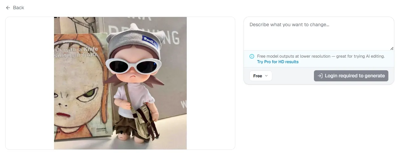 Une poupée portant des lunettes de soleil et un chapeau gris se tient à côté d’un livre.