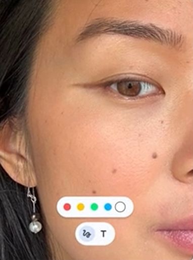 メイクアップ編集インターフェースのオーバーレイが重ねられた顔のクローズアップ