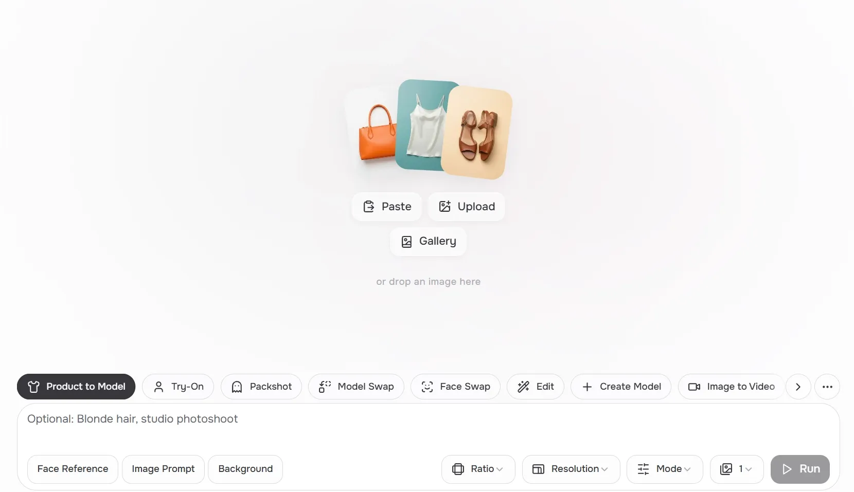 タンクトップ、ハンドバッグ、サンダルを含む、アップロード用ファッションアイテムを表示するユーザーインターフェース。