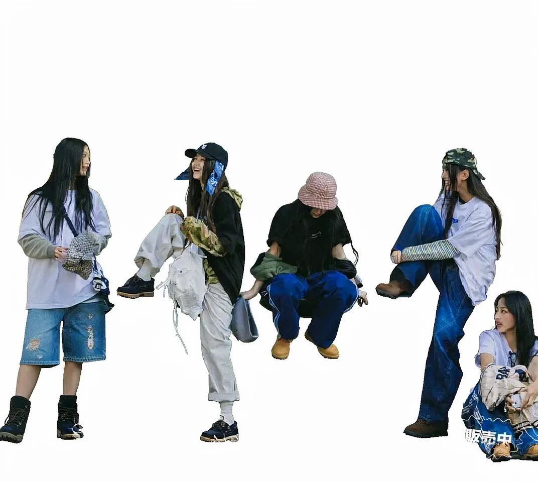 Eine Gruppe junger Frauen in lässiger Streetwear posiert ausgelassen.