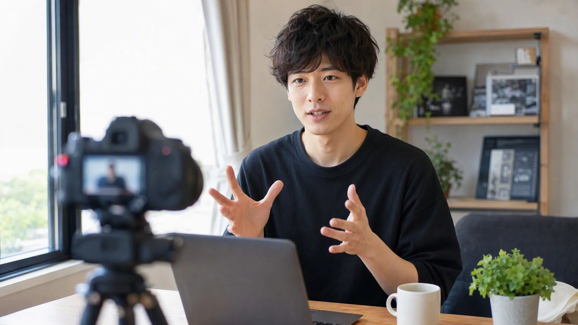 カメラに向かって話している男性