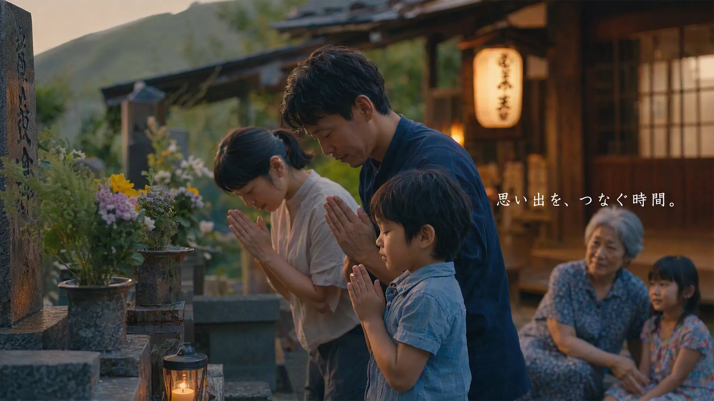 家族が墓前で祈りを捧げているシーン