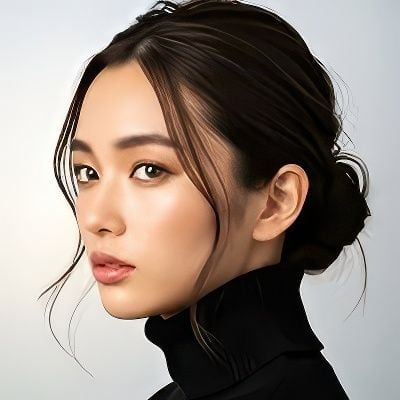 امرأة ترتدي قميصاً أسود