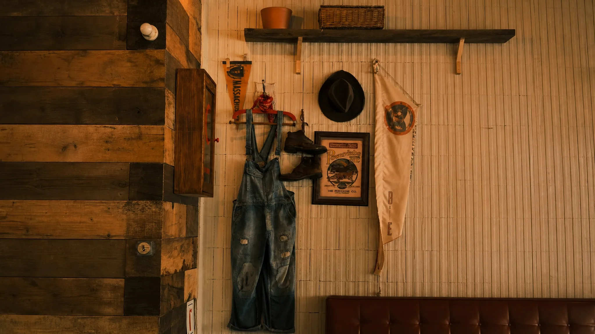 Décor de boutique vintage avec une salopette en jean suspendue au mur