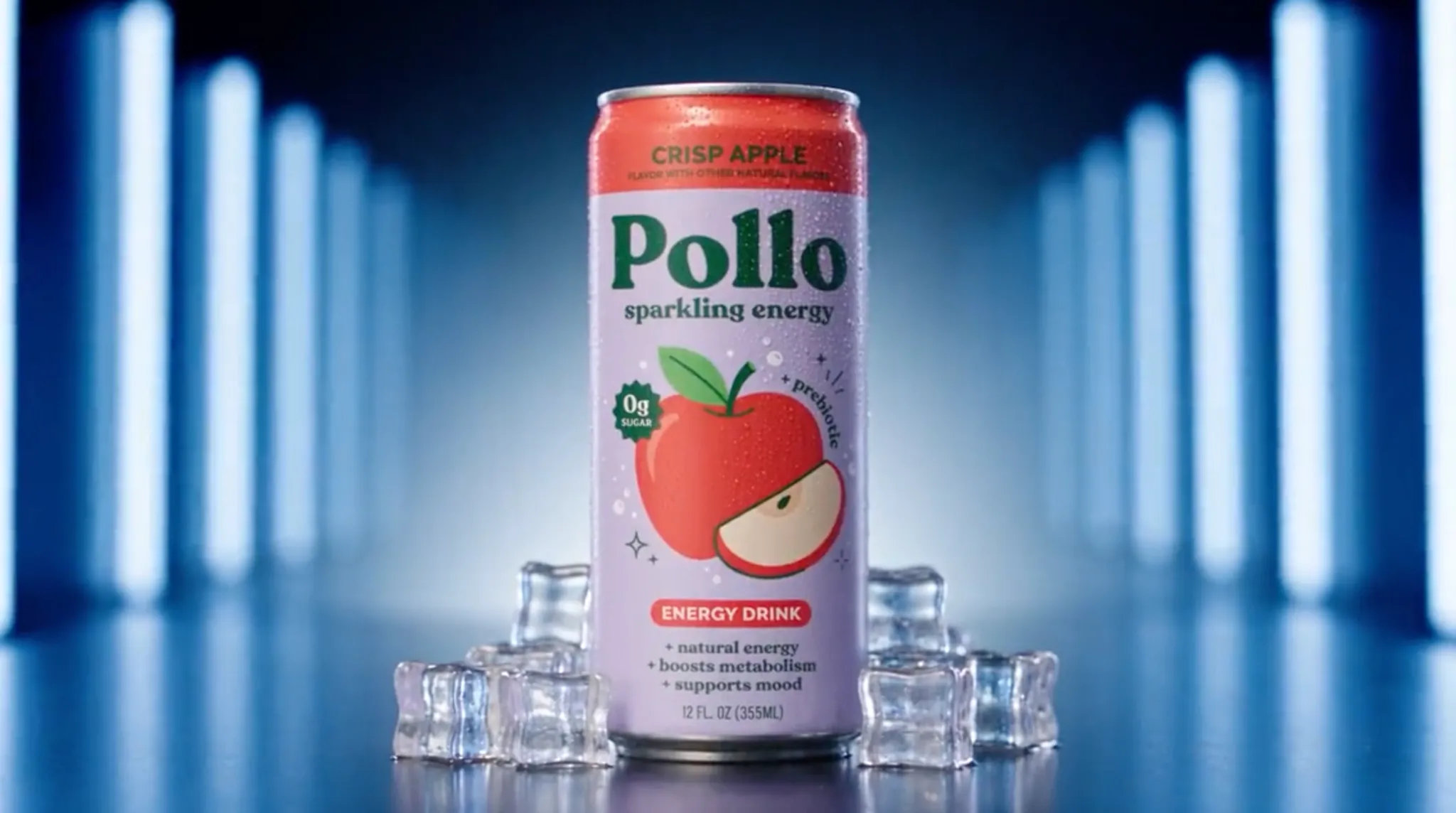 Een blikje Pollo bruisende energiedrank met appelsmaak op een reflecterend oppervlak.