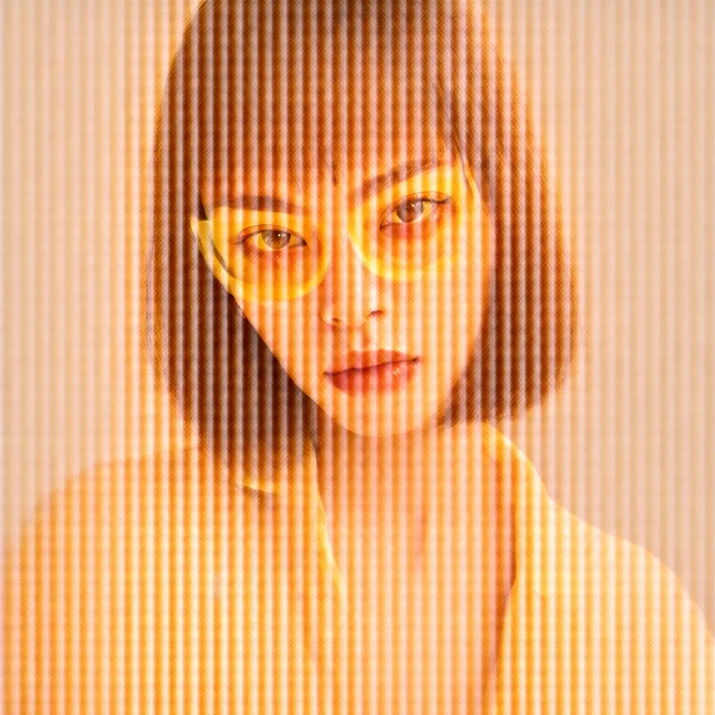 Portrait publicitaire généré par Pollo AI avec une femme portant des lunettes de soleil jaunes