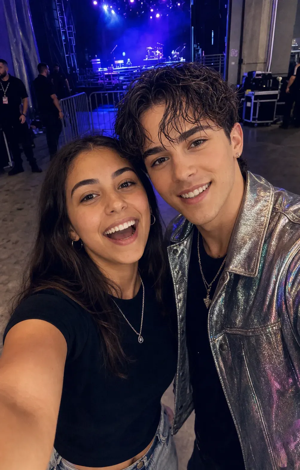 Una pareja sonriente se toma un selfie en un concierto.
