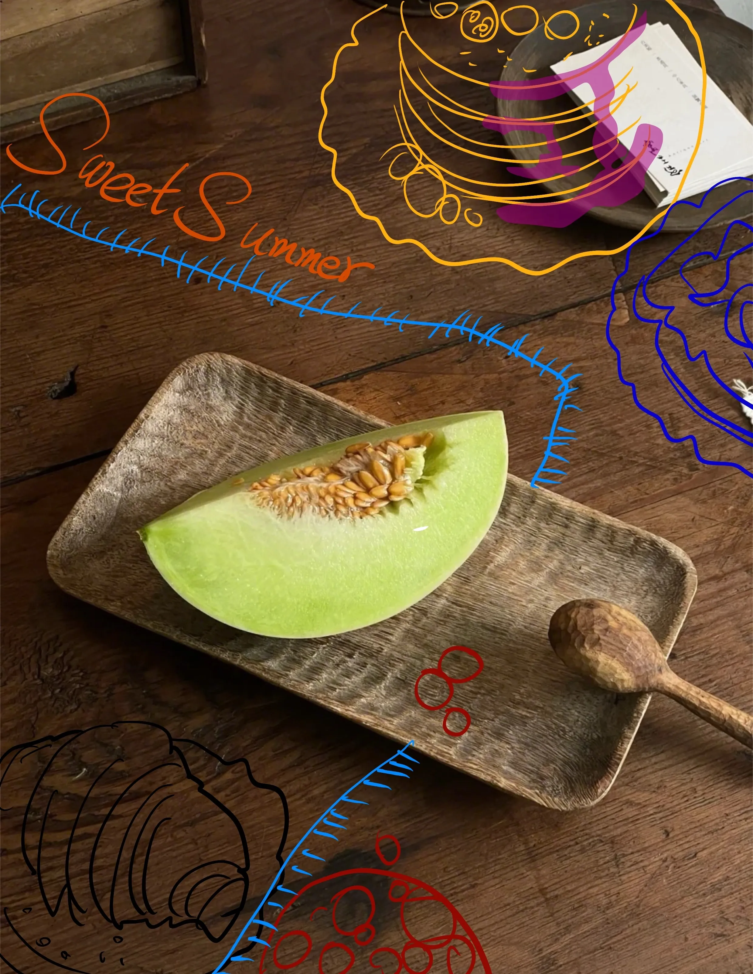 Una fetta di melone su un piatto di legno con disegni colorati intorno.