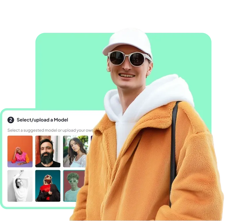 Eine lächelnde Person mit Sonnenbrille und orangefarbener Jacke vor grünem Hintergrund.